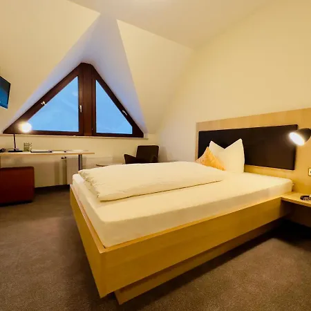 Zur Linde 3*