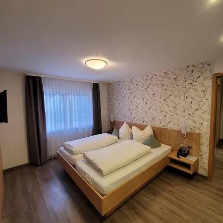 Отель Zur Linde 3*