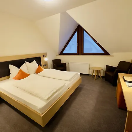 Zur Linde Отель 3*